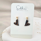 Produktansicht der Bijou Statement-Ohrringe aus Polymer Clay. Hochwertig vergoldeter chirurgischer Edelstahl, hypoallergen.