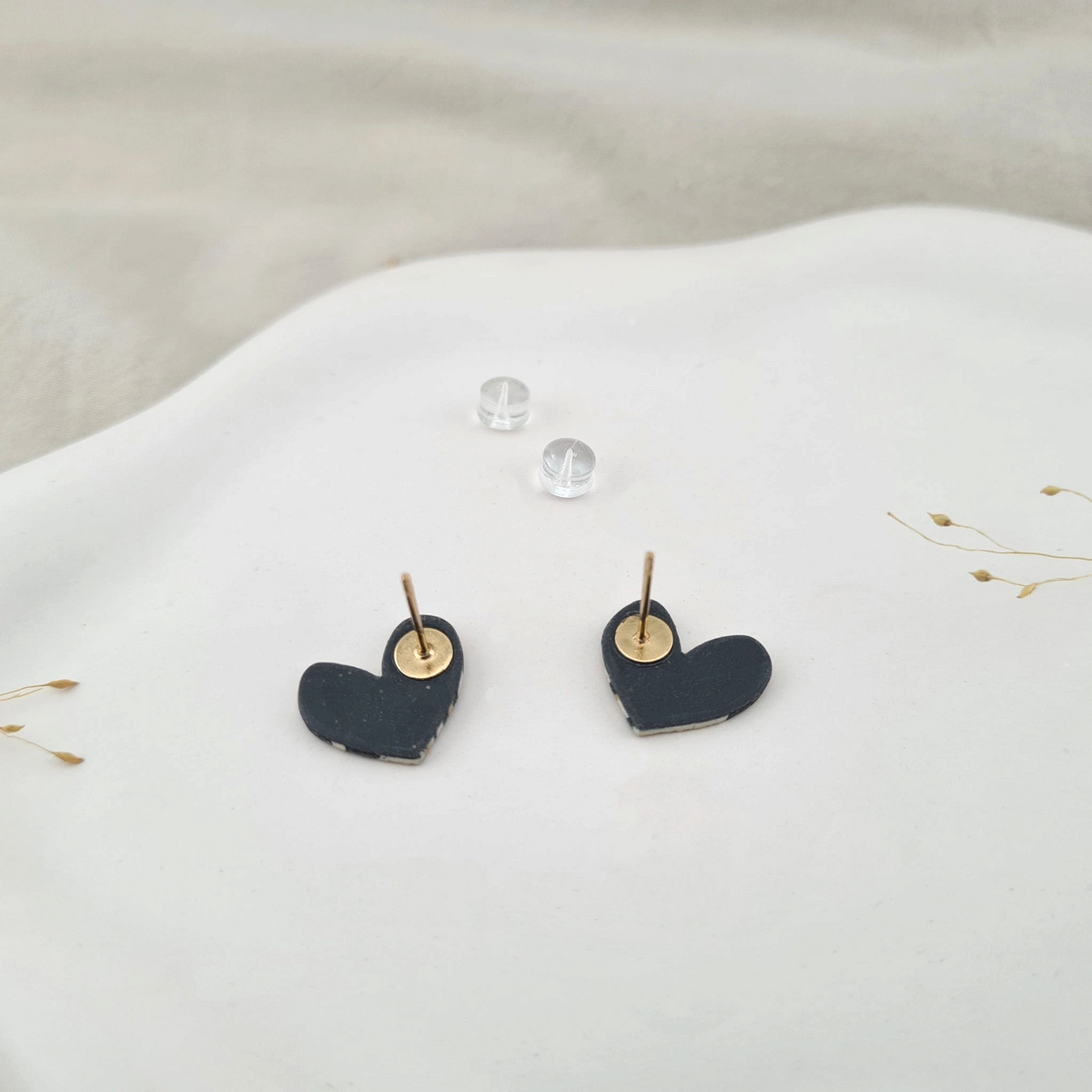 Rückansicht und Ohrstecker der Cherie Statement-Ohrringe aus Polymer Clay. Hochwertig vergoldeter chirurgischer Edelstahl, hypoallergen.