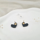Rückansicht und Ohrstecker der Cherie Statement-Ohrringe aus Polymer Clay. Hochwertig vergoldeter chirurgischer Edelstahl, hypoallergen.