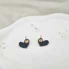 Rückansicht und Ohrstecker der Cherie Statement-Ohrringe aus Polymer Clay. Hochwertig vergoldeter chirurgischer Edelstahl, hypoallergen.