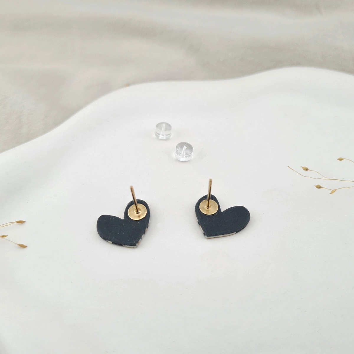 Rückansicht und Ohrstecker der Cherie Statement-Ohrringe aus Polymer Clay. Hochwertig vergoldeter chirurgischer Edelstahl, hypoallergen.