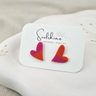 Produktansicht der Cherie Statement-Ohrringe aus Polymer Clay. Hochwertig vergoldeter chirurgischer Edelstahl, hypoallergen.