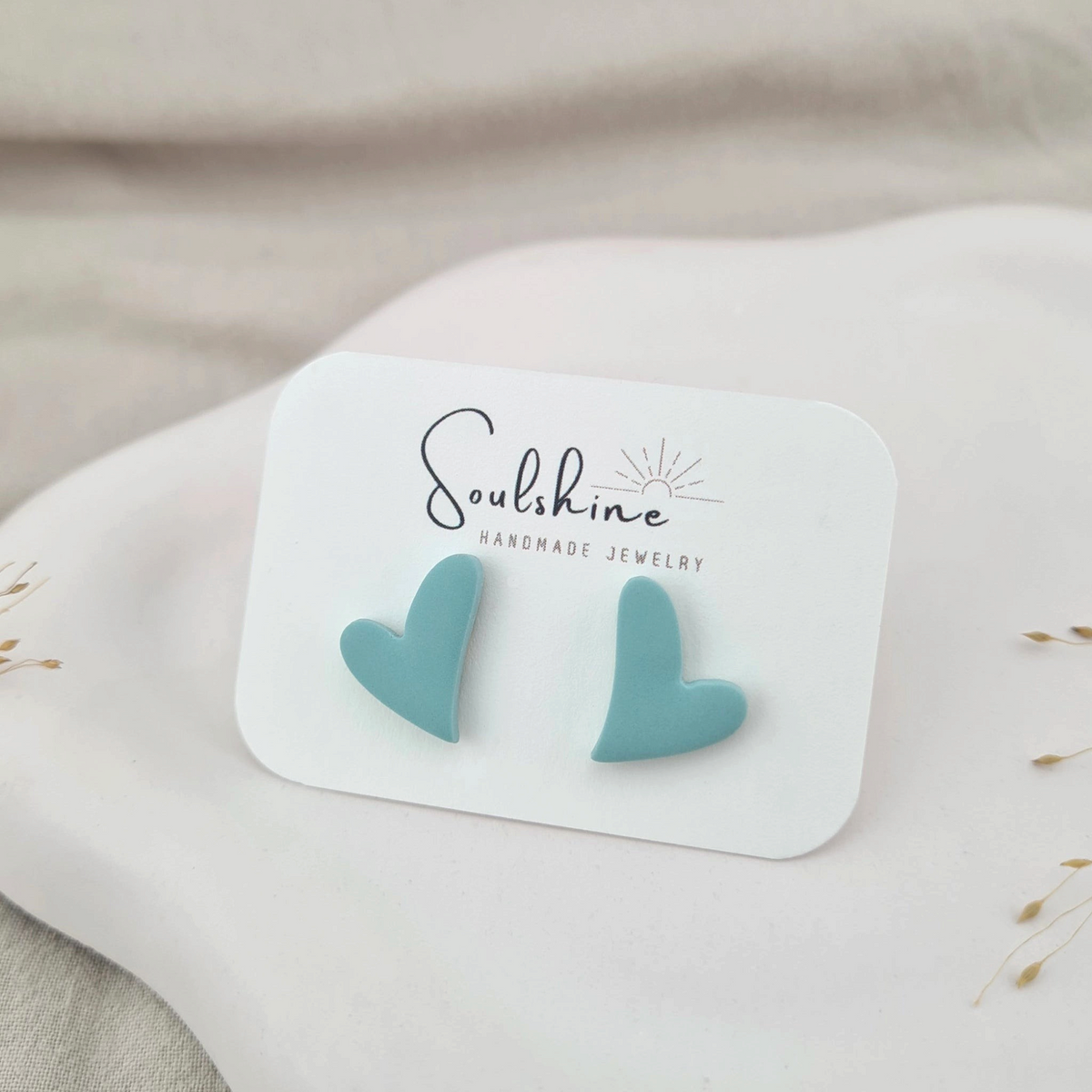 Produktansicht der Cherie Statement-Ohrringe aus Polymer Clay. Hochwertig vergoldeter chirurgischer Edelstahl, hypoallergen.