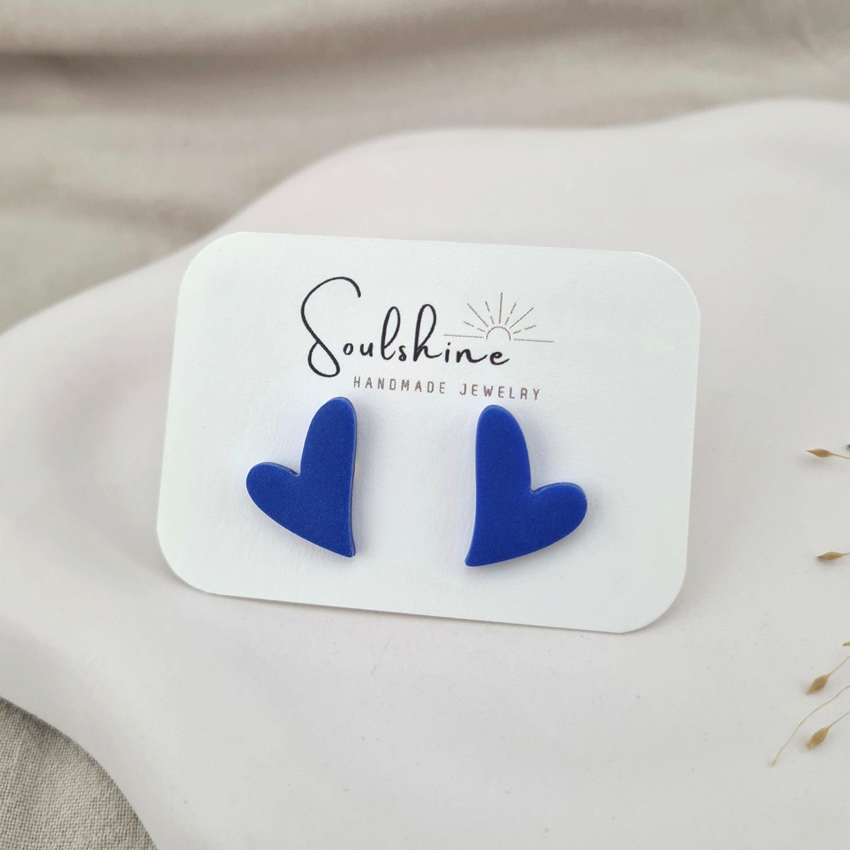 Produktansicht der Cherie Statement-Ohrringe aus Polymer Clay. Hochwertig vergoldeter chirurgischer Edelstahl, hypoallergen.