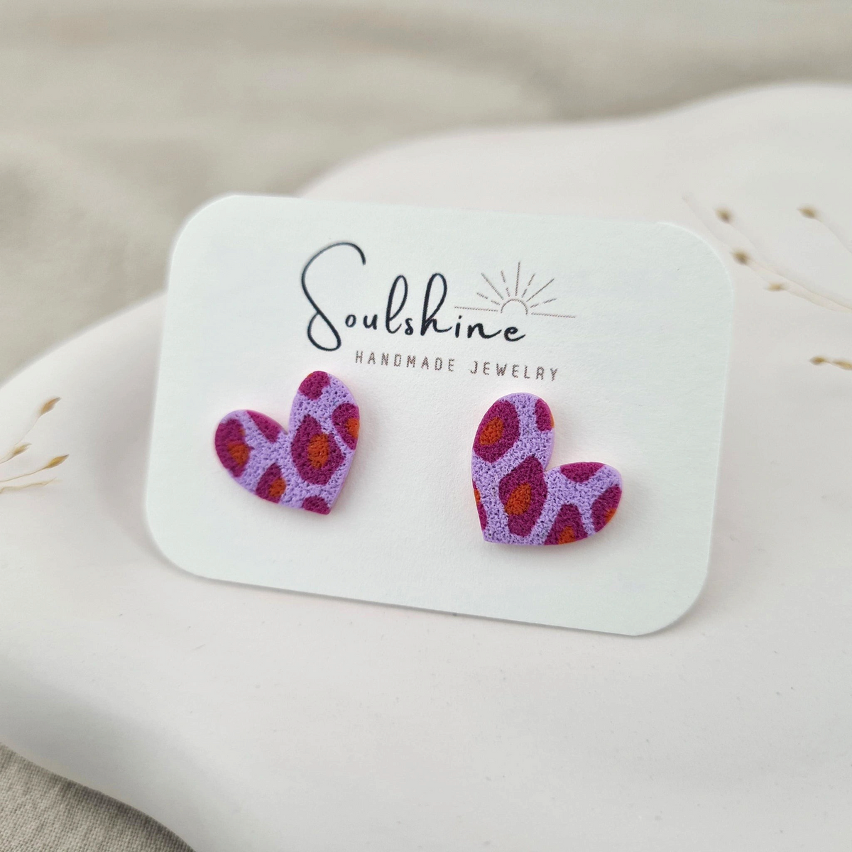 Produktansicht der Cherie Statement-Ohrringe aus Polymer Clay. Hochwertig vergoldeter chirurgischer Edelstahl, hypoallergen.