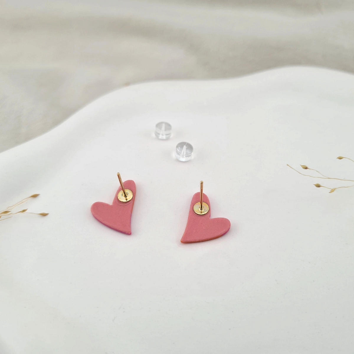 Rückansicht und Ohrstecker der Cherie2 Statement-Ohrringe aus Polymer Clay. Hochwertig vergoldeter chirurgischer Edelstahl, hypoallergen.