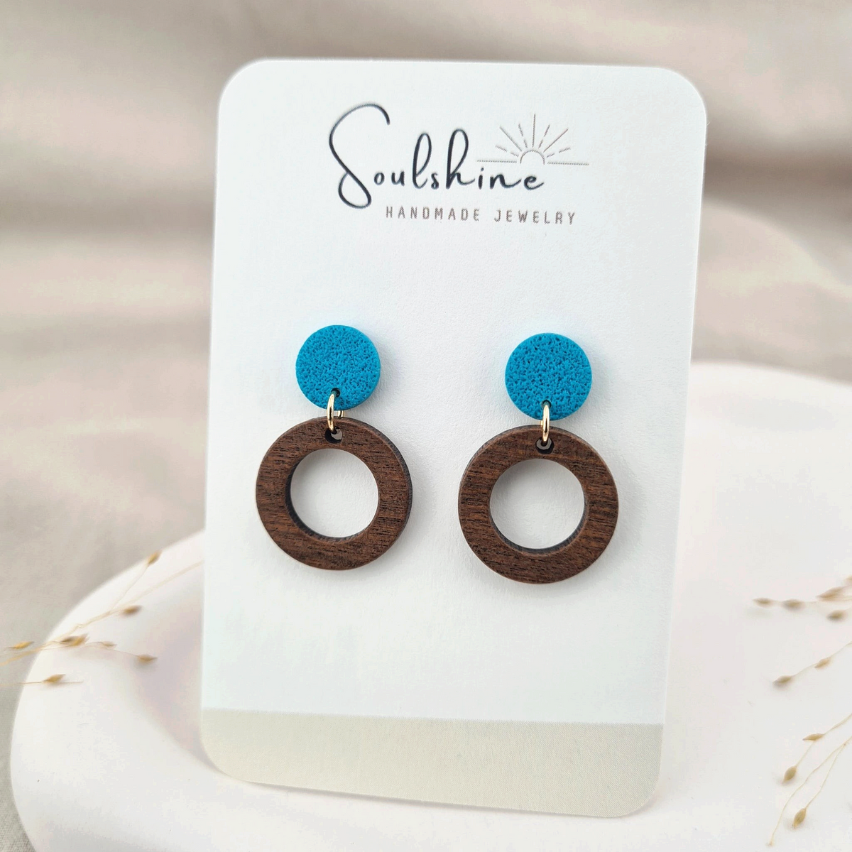 Produktansicht der Coco Statement-Ohrringe aus Polymer Clay. Hochwertig vergoldeter chirurgischer Edelstahl, hypoallergen.