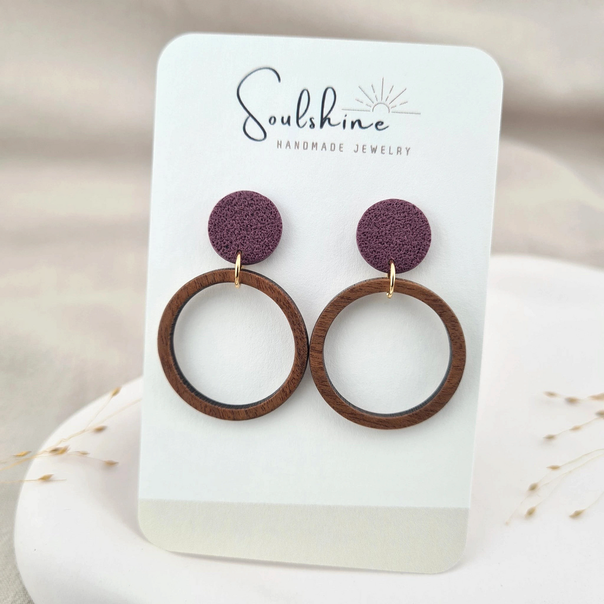 Produktansicht der Deia Statement-Ohrringe aus Polymer Clay. Hochwertig vergoldeter chirurgischer Edelstahl, hypoallergen.