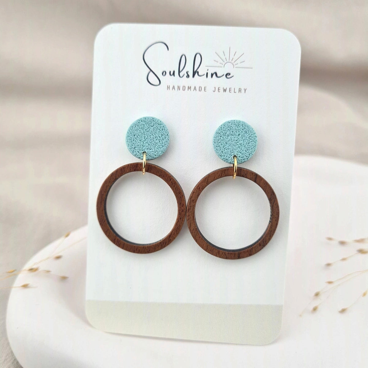 Produktansicht der Deia Statement-Ohrringe aus Polymer Clay. Hochwertig vergoldeter chirurgischer Edelstahl, hypoallergen.