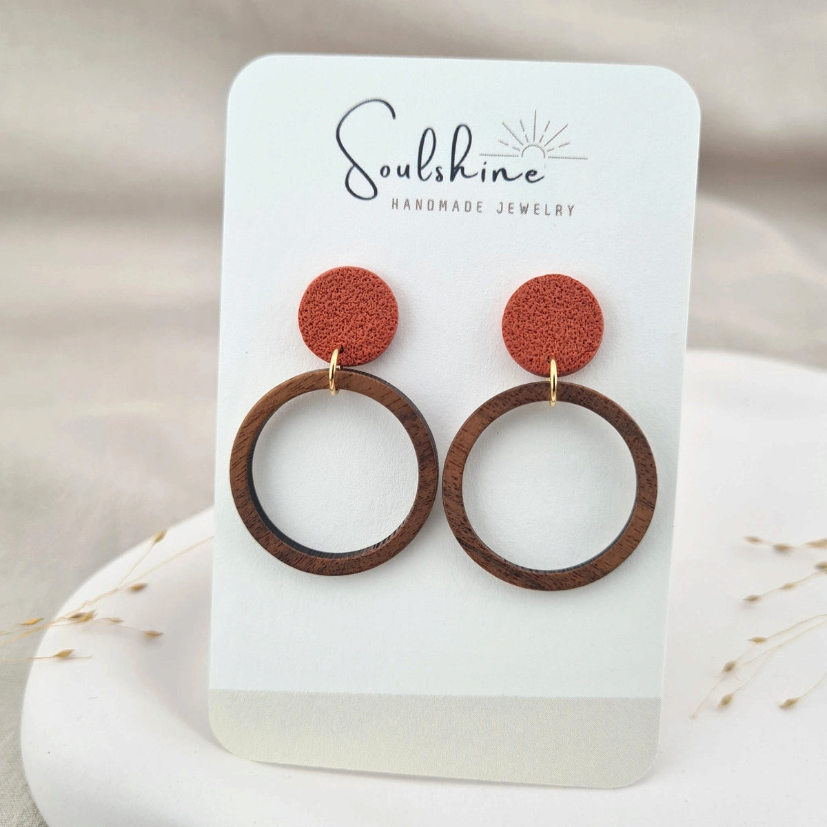 Produktansicht der Deia Statement-Ohrringe aus Polymer Clay. Hochwertig vergoldeter chirurgischer Edelstahl, hypoallergen.
