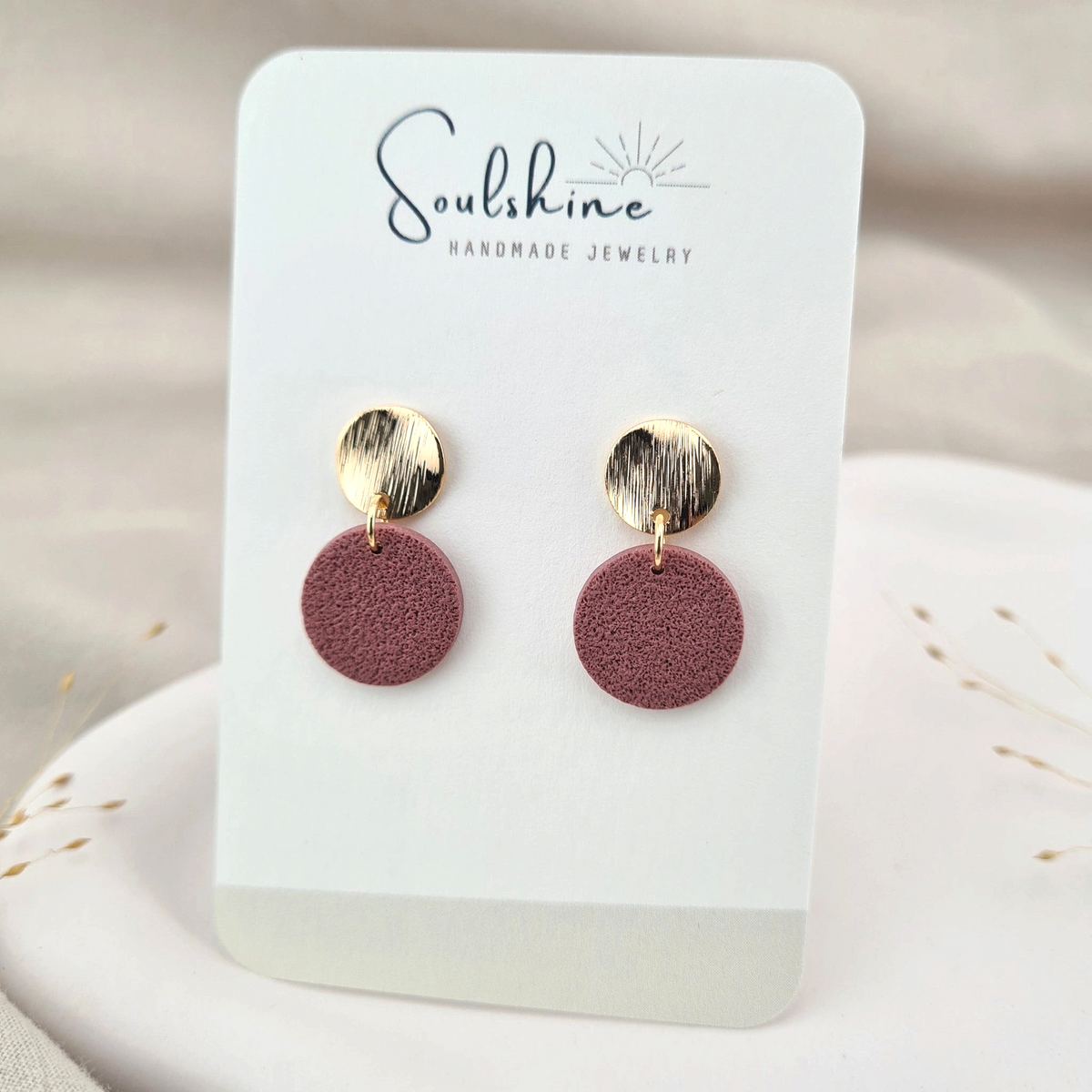 Produktansicht der Ease Statement-Ohrringe aus Polymer Clay. Hochwertig vergoldeter chirurgischer Edelstahl, hypoallergen.