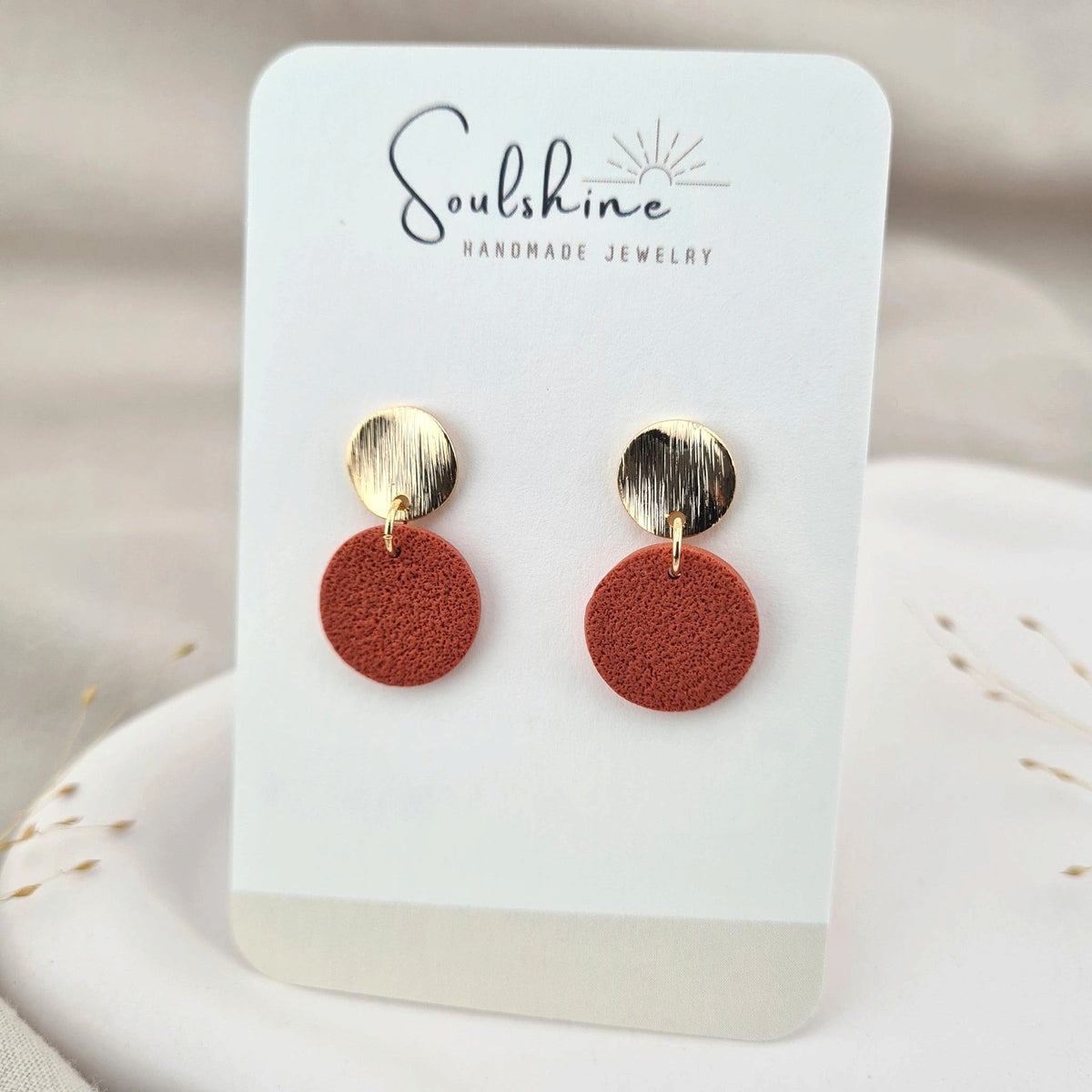 Produktansicht der Ease Statement-Ohrringe aus Polymer Clay. Hochwertig vergoldeter chirurgischer Edelstahl, hypoallergen.