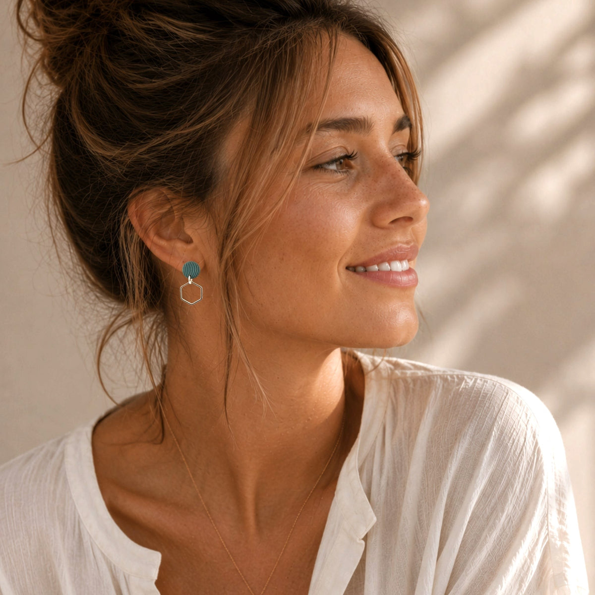 Getragene Styling-Inspiration (Distanzansicht) der Freya Statement-Ohrringe aus Polymer Clay. Hochwertig vergoldeter chirurgischer Edelstahl, hypoallergen.