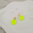 Rückansicht der get lucky small Statement-Ohrringe aus Polymer Clay. Hochwertig vergoldeter chirurgischer Edelstahl, hypoallergen.