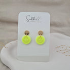 Produktansicht der get lucky small Statement-Ohrringe aus Polymer Clay. Hochwertig vergoldeter chirurgischer Edelstahl, hypoallergen.