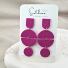 Produktansicht der Iconic Statement-Ohrringe aus Polymer Clay. Hochwertig vergoldeter chirurgischer Edelstahl, hypoallergen.