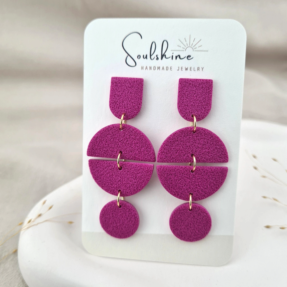 Produktansicht der Iconic Statement-Ohrringe aus Polymer Clay. Hochwertig vergoldeter chirurgischer Edelstahl, hypoallergen.