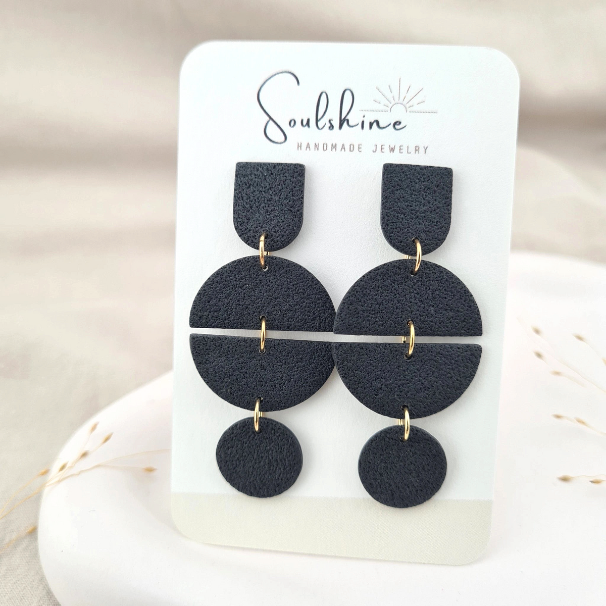 Produktansicht der Iconic Statement-Ohrringe aus Polymer Clay. Hochwertig vergoldeter chirurgischer Edelstahl, hypoallergen.