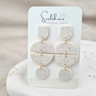 Produktansicht der Iconic Statement-Ohrringe aus Polymer Clay. Hochwertig vergoldeter chirurgischer Edelstahl, hypoallergen.