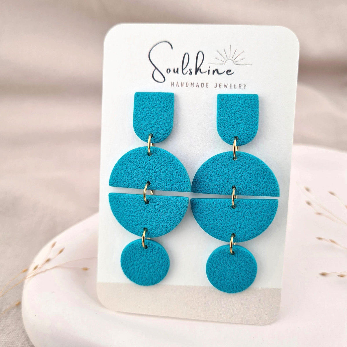 Produktansicht der Iconic Statement-Ohrringe aus Polymer Clay. Hochwertig vergoldeter chirurgischer Edelstahl, hypoallergen.