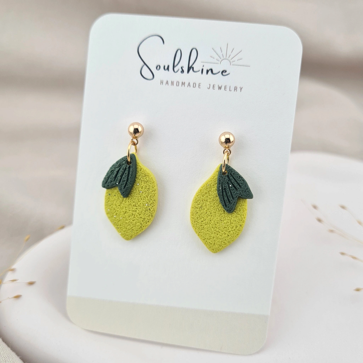 Produktansicht der Lemone Statement-Ohrringe aus Polymer Clay. Hochwertig vergoldeter chirurgischer Edelstahl, hypoallergen.