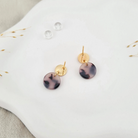 Rückansicht der little Oh Leo Statement-Ohrringe aus Polymer Clay. Hochwertig vergoldeter chirurgischer Edelstahl, hypoallergen.