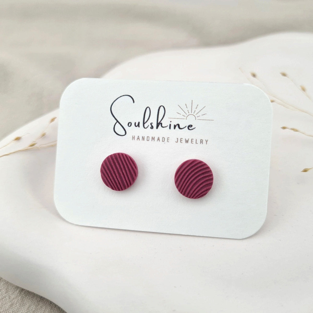 Produktansicht der Lou Statement-Ohrringe aus Polymer Clay. Hochwertig vergoldeter chirurgischer Edelstahl, hypoallergen.