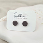 Produktansicht der Lou Statement-Ohrringe aus Polymer Clay. Hochwertig vergoldeter chirurgischer Edelstahl, hypoallergen.