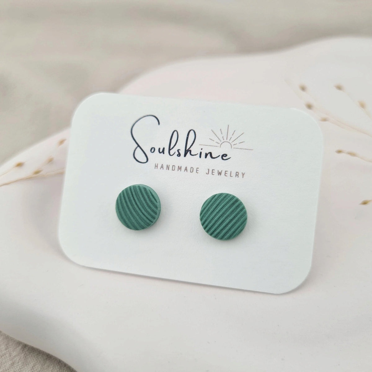 Produktansicht der Lou Statement-Ohrringe aus Polymer Clay. Hochwertig vergoldeter chirurgischer Edelstahl, hypoallergen.