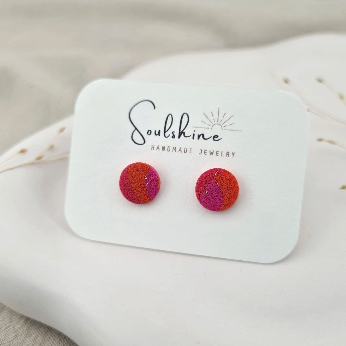 Produktansicht der Lou Statement-Ohrringe aus Polymer Clay. Hochwertig vergoldeter chirurgischer Edelstahl, hypoallergen.