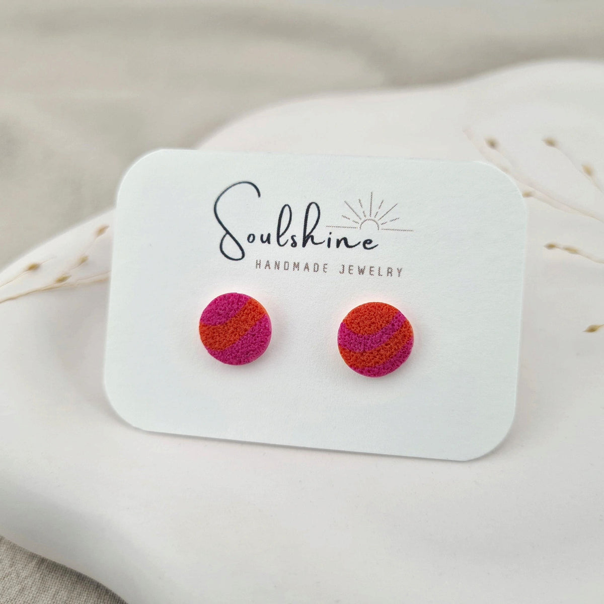 Produktansicht der Lou Statement-Ohrringe aus Polymer Clay. Hochwertig vergoldeter chirurgischer Edelstahl, hypoallergen.