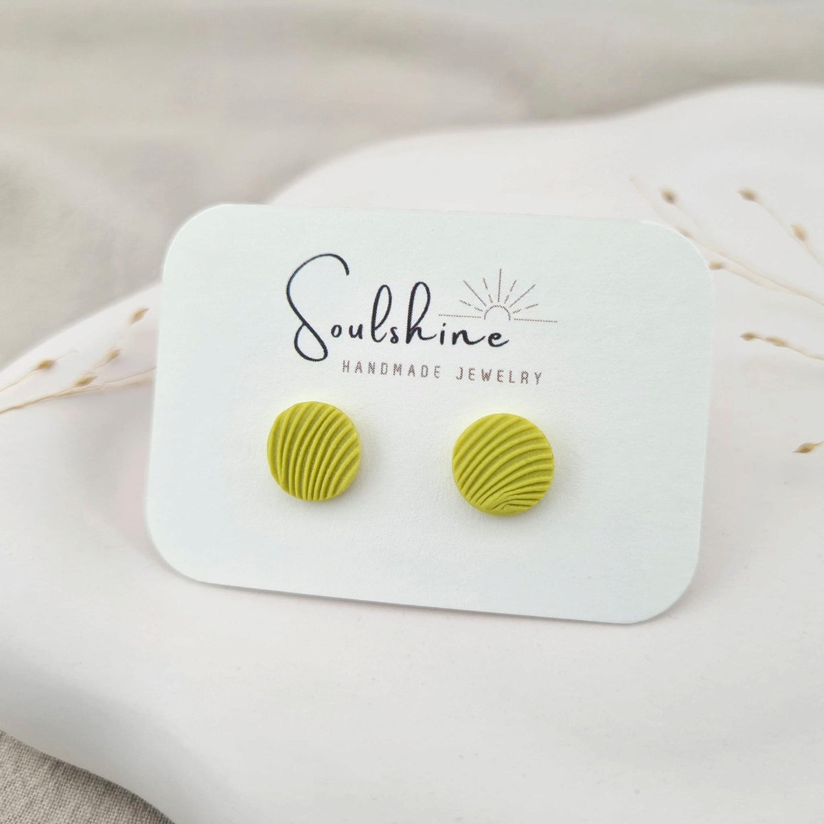 Produktansicht der Lou Statement-Ohrringe aus Polymer Clay. Hochwertig vergoldeter chirurgischer Edelstahl, hypoallergen.