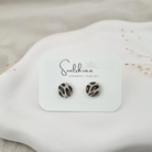 Produktansicht der Lou Statement-Ohrringe aus Polymer Clay. Hochwertig vergoldeter chirurgischer Edelstahl, hypoallergen.