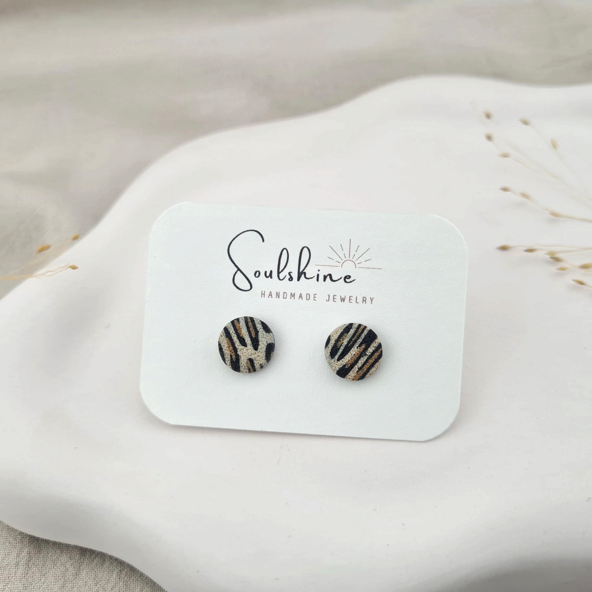 Produktansicht der Lou Statement-Ohrringe aus Polymer Clay. Hochwertig vergoldeter chirurgischer Edelstahl, hypoallergen.