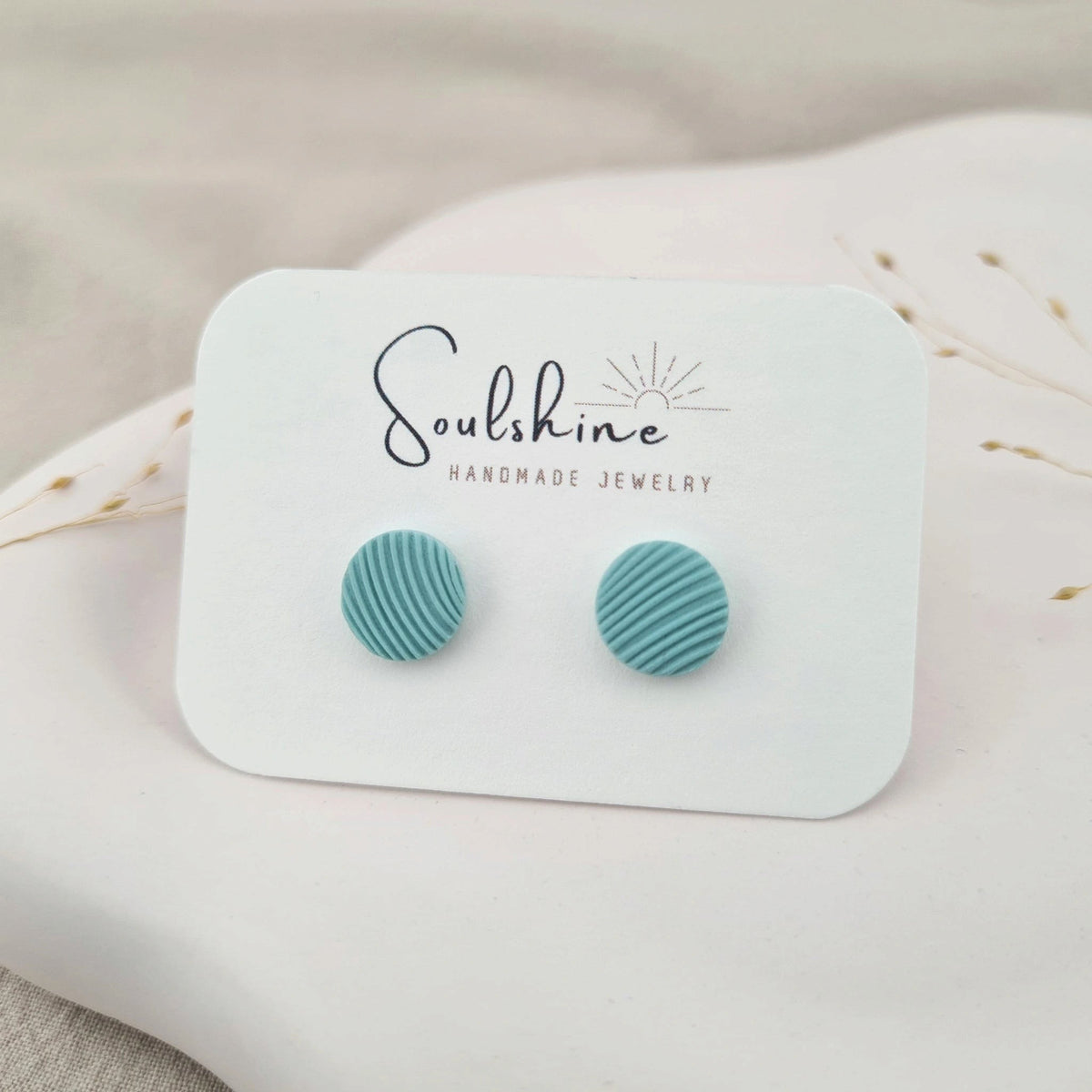 Produktansicht der Lou Statement-Ohrringe aus Polymer Clay. Hochwertig vergoldeter chirurgischer Edelstahl, hypoallergen.