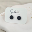 Produktansicht der Lou Statement-Ohrringe aus Polymer Clay. Hochwertig vergoldeter chirurgischer Edelstahl, hypoallergen.