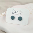 Produktansicht der Lou Statement-Ohrringe aus Polymer Clay. Hochwertig vergoldeter chirurgischer Edelstahl, hypoallergen.