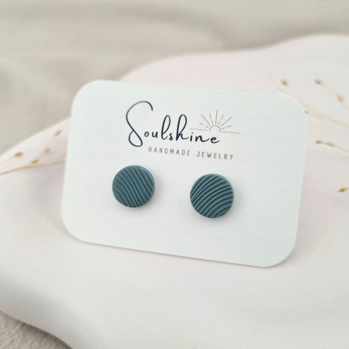 Produktansicht der Lou Statement-Ohrringe aus Polymer Clay. Hochwertig vergoldeter chirurgischer Edelstahl, hypoallergen.