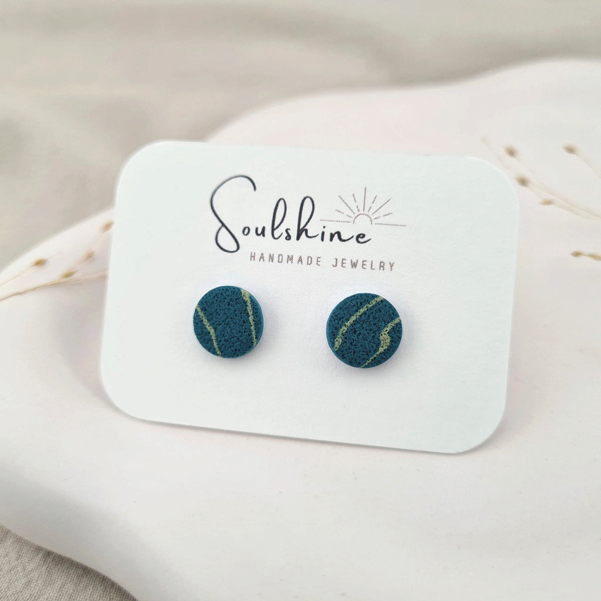 Produktansicht der Lou Statement-Ohrringe aus Polymer Clay. Hochwertig vergoldeter chirurgischer Edelstahl, hypoallergen.