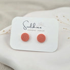Produktansicht der Lou Statement-Ohrringe aus Polymer Clay. Hochwertig vergoldeter chirurgischer Edelstahl, hypoallergen.