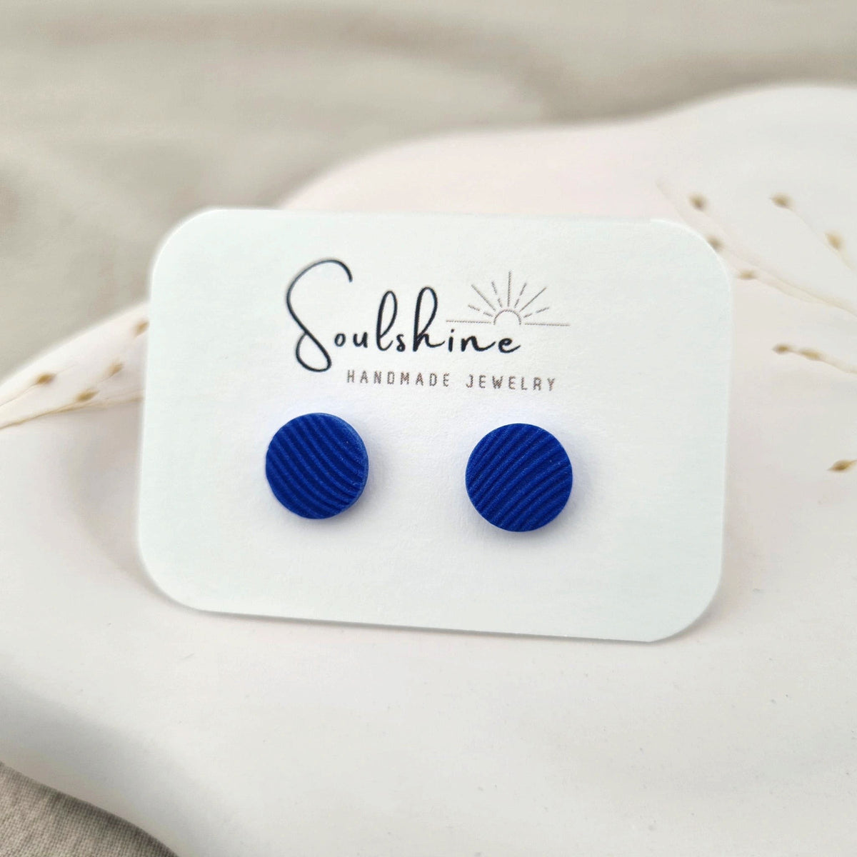 Produktansicht der Lou Statement-Ohrringe aus Polymer Clay. Hochwertig vergoldeter chirurgischer Edelstahl, hypoallergen.