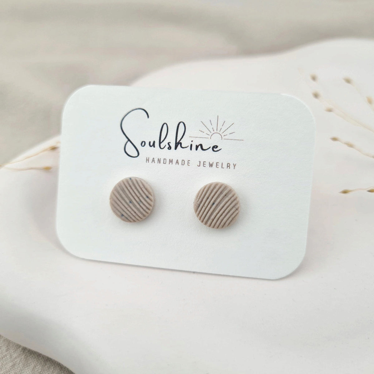 Produktansicht der Lou Statement-Ohrringe aus Polymer Clay. Hochwertig vergoldeter chirurgischer Edelstahl, hypoallergen.
