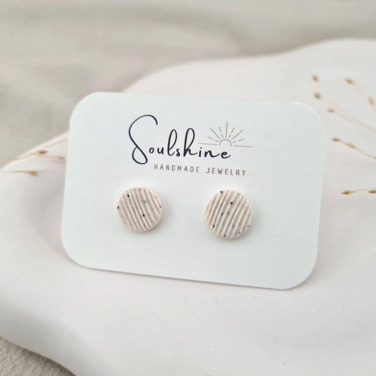Produktansicht der Lou Statement-Ohrringe aus Polymer Clay. Hochwertig vergoldeter chirurgischer Edelstahl, hypoallergen.