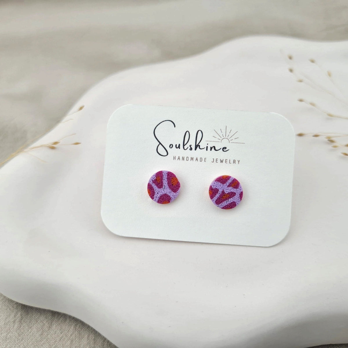 Produktansicht der Lou Statement-Ohrringe aus Polymer Clay. Hochwertig vergoldeter chirurgischer Edelstahl, hypoallergen.