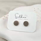 Produktansicht der Lou Statement-Ohrringe aus Polymer Clay. Hochwertig vergoldeter chirurgischer Edelstahl, hypoallergen.