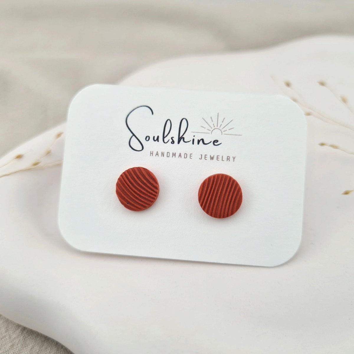 Produktansicht der Lou Statement-Ohrringe aus Polymer Clay. Hochwertig vergoldeter chirurgischer Edelstahl, hypoallergen.