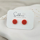 Produktansicht der Lou Statement-Ohrringe aus Polymer Clay. Hochwertig vergoldeter chirurgischer Edelstahl, hypoallergen.