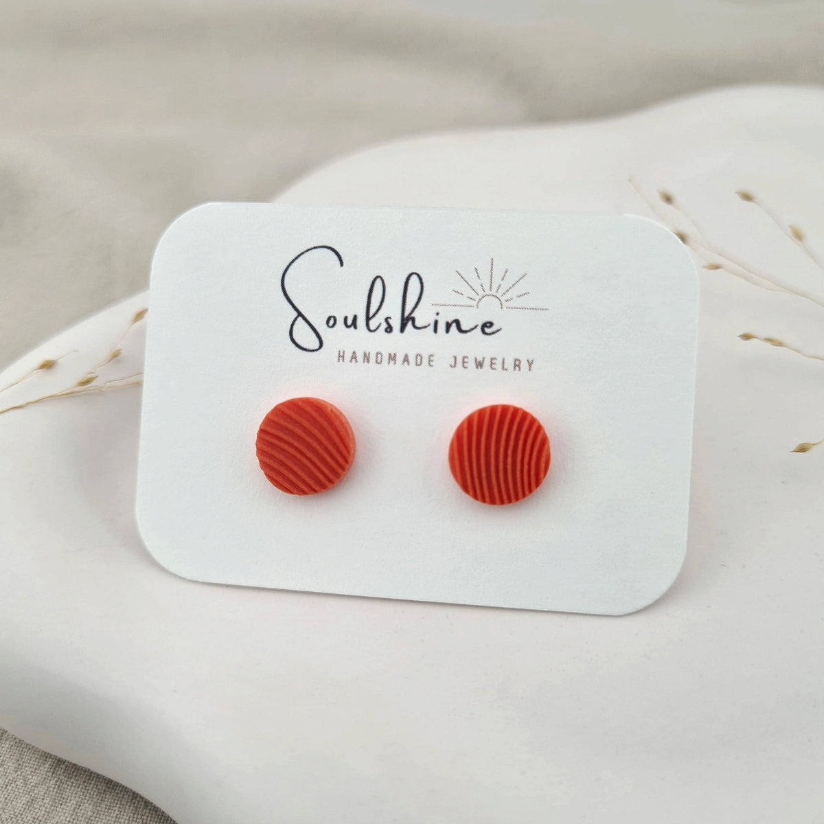 Produktansicht der Lou Statement-Ohrringe aus Polymer Clay. Hochwertig vergoldeter chirurgischer Edelstahl, hypoallergen.