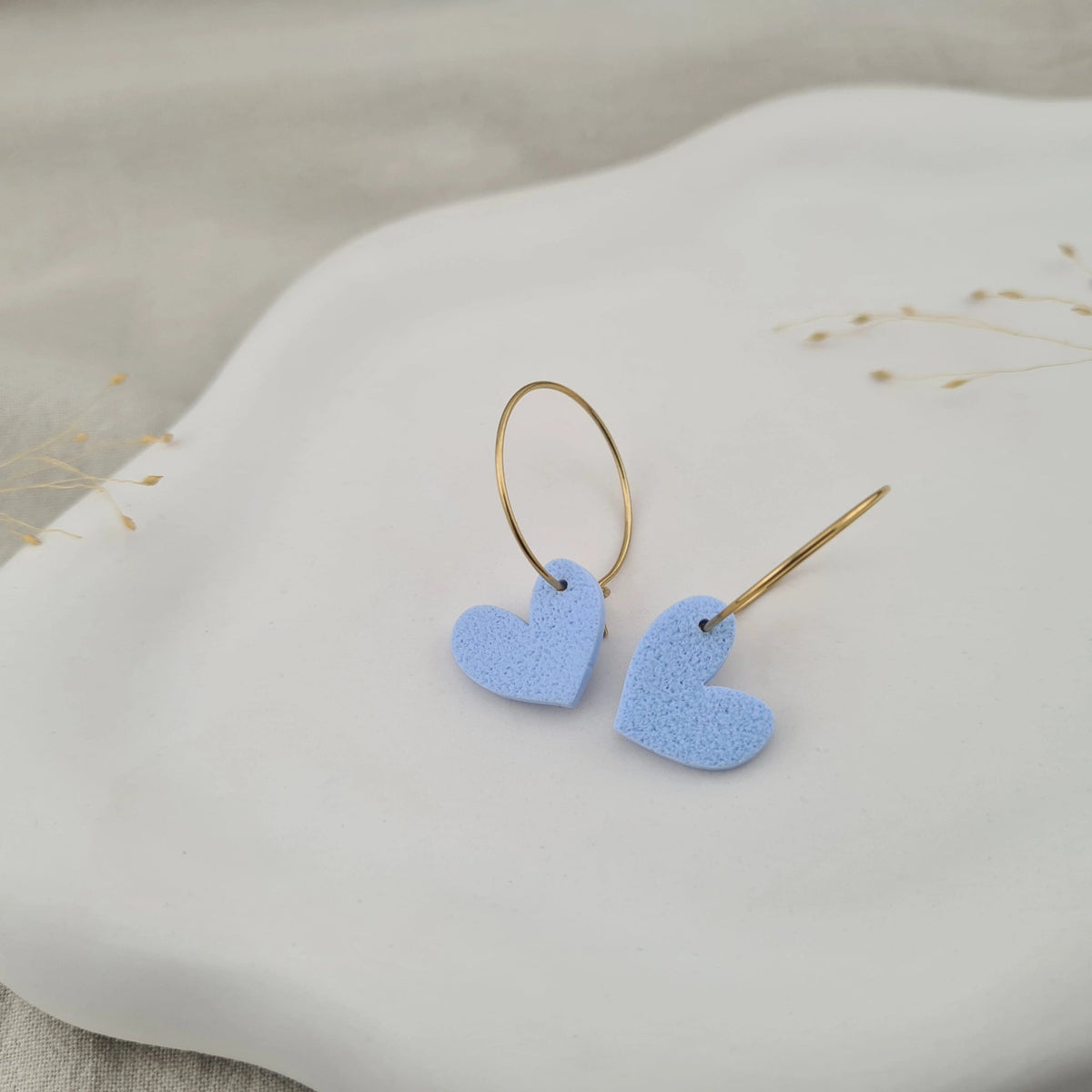 Produktansicht der Lovely Statement-Ohrringe aus Polymer Clay. Hochwertig vergoldeter chirurgischer Edelstahl, hypoallergen.