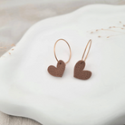 Produktansicht der Lovely Statement-Ohrringe aus Polymer Clay. Hochwertig vergoldeter chirurgischer Edelstahl, hypoallergen.